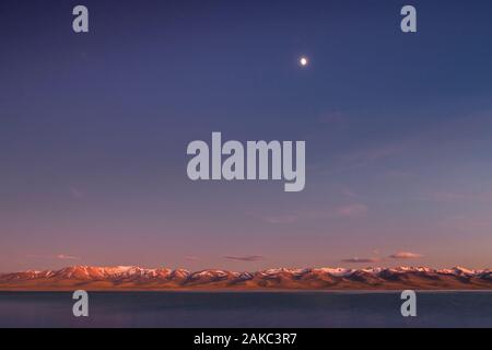 Kirgisistan, Naryn Provinz, Son-Kol See, Höhe 3000m, Nacht, Blick auf den See und die Berge Stockfoto