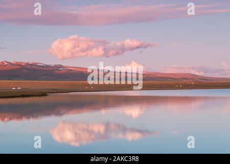 Kirgisistan, Naryn Provinz, Son-Kol See, Höhe 3000m, Sonnenuntergang über jurtencamp und See Stockfoto