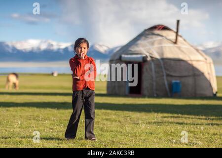 Kirgisistan, Naryn Provinz, Son-Kol See, Höhe 3000m, Mädchen stand vor einer Jurte Stockfoto