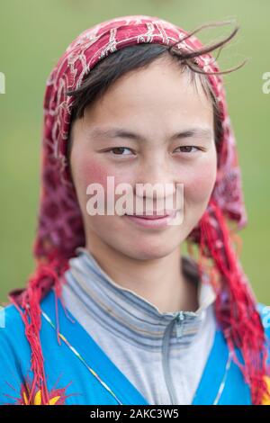 Kirgisistan, Naryn Provinz, Son-Kol See, Höhe 3000m, Porträt einer kirgisischen Mädchen mit Kopftuch Stockfoto