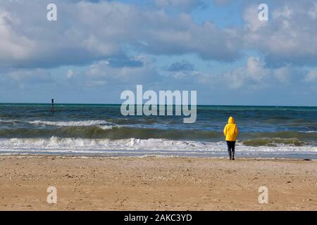 Frankreich, Calvados, Pays d'Auge, Deauville, den Strand, die Frau im gelben Regenmantel Stockfoto