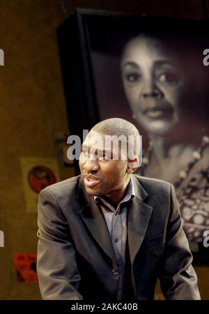 Kwame Kwei-Armah in der Rolle des Deli vor seiner verstorbenen Mutter Elmina Portrait auf dem Satz der Küche seines spielen ELMINA im Garrick Theatre, London 2005 Ian Roberts, geboren 1967 in London, Schauspieler, Dramatiker, Regisseur, Sänger und Rundfunksprecher Künstlerischer Leiter der Center Stage Theater, Baltimore 2011 - 2018 künstlerischer Leiter des Jungen Vic, London seit 2018 fotografiert. Stockfoto