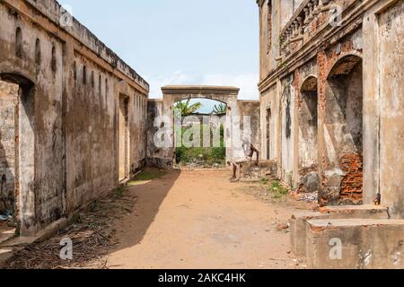 Benin, Grand Popo, Mann in den Ruinen einer alten kolonialen Haus Stockfoto