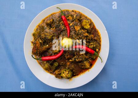 Benin Atacora, Nord Bezirk, traditionelles Gericht aus dem Norden des Landes, bestehend aus geräuchertem Fisch, Rindfleisch Fett, frische okra, Palmöl mit einer lokalen Basilikum Sauce namens Azéo Stockfoto
