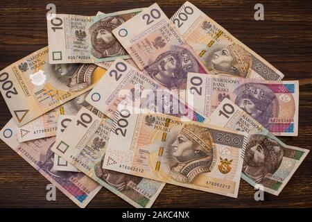 Aus verschiedenen Banknoten polnischen Geld, Zloty PLN auf einem alten Holz- Hintergrund Stockfoto