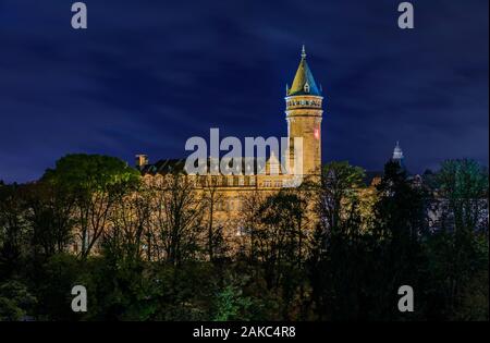 Ansicht der BCEE oder Luxemburger Spuerkeess Uhrturm in das UNESCO-Weltkulturerbe Luxemburg Altstadt, nach Sonnenuntergang oben ein grüner Baum Leitung Stockfoto