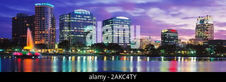 Panoramablick auf einem Städtischen Skyline bei Nacht, Orlando, Florida, USA Stockfoto