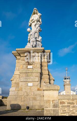 Frankreich, Finistere, Plogoff, Pointe du Raz, entlang des GR34 Wanderweg oder Zoll, Trail, Marmor Skulptur von Notre-Dame des Naufragés Stockfoto