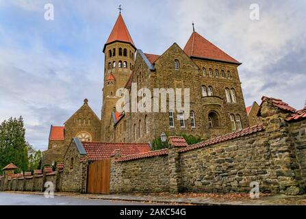 19. Jahrhundert neo-romanischen Stein Clervaux Abtei, Kloster Saint-Maurice und Saint-Maur Benediktiner in Luxemburg mit dem Schließen des Gatters Stockfoto