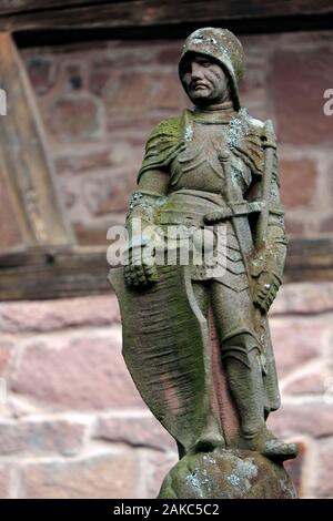 Frankreich, Bas Rhin, Orschwiller, Haut Koenigsbourg schloss, Innenhof, gut, Statue, Soldat Stockfoto