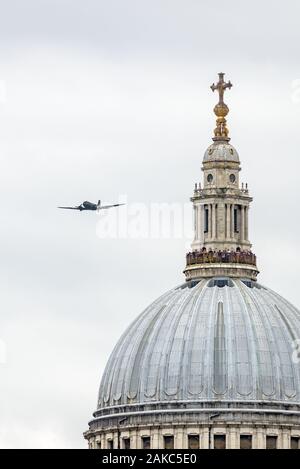RAF Douglas Dakota DC-3 über die St. Pauls Kathedrale auf der RAF 100-jähriges Jubiläum, London fliegen, Großbritannien Stockfoto