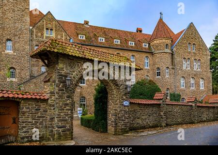 19. Jahrhundert neo-romanischen Stein Clervaux Abtei, Kloster Saint-Maurice und Saint-Maur Benediktiner in Luxemburg mit dem Schließen des Gatters Stockfoto