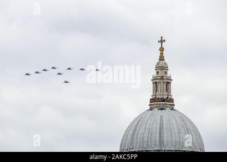 RAF Haek T1 in der Anzeige Bildung über St. Pauls Kathedrale auf der RAF 100-jähriges Jubiläum, London fliegen, Großbritannien Stockfoto