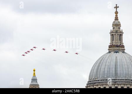 RAF rote Pfeile in der Anzeige Bildung über St. Pauls Kathedrale auf der RAF 100-jähriges Jubiläum, London fliegen, Großbritannien Stockfoto