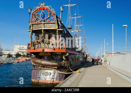 Gdynia, Polen - 9. März 2014: Piratenschiff in Gdynia Hafen über die Ostsee. Touristische Attraktion und Kreuzfahrten in der Bucht von Gdansk. Stockfoto