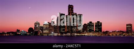 Blick auf die Stadt bei Nacht, Detroit, Michigan, USA Stockfoto