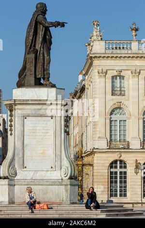Frankreich, Meurthe et Moselle, Nancy, Stanislas (ehemalige Royal Square) von Stanislas Lescynski, König von Polen und Herzog von Lothringen im 18. Jahrhundert, als Weltkulturerbe von der UNESCO, Statue von Stanislas und Fassade des Musée des Beaux-Arts (Museum der schönen Künste), Geländer gebaut und Straßenlaternen von Jean Lamour Stockfoto