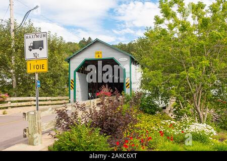 Kanada, in der Provinz Quebec, Saguenay Lake Saint Jean region, Saguenay Fjord, Anse Saint Jean, überdachte Brücke Stockfoto