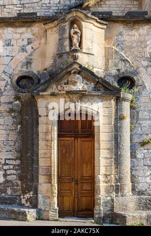 Frankreich, Vaucluse, Venasque, beschriftet mit den schönsten Dörfern von Frankreich, die romanische Kirche aus dem 13. Jahrhundert zu Notre-Dame gewidmet Stockfoto