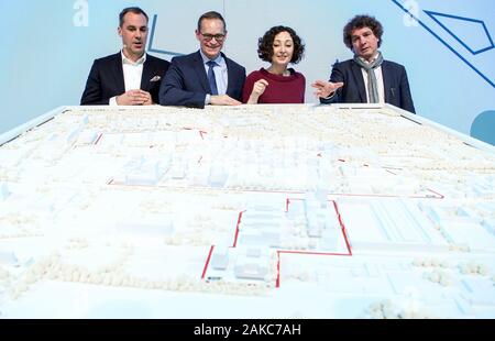 Berlin, Deutschland. 08 Jan, 2020. Cedrik Neike (L-R), Mitglied des Vorstands der Siemens AG, Michael Müller (SPD), der Regierende Bürgermeister und Ramona Pop (Bündnis 90/Die Grünen), Senator für Wirtschaft, lassen Markus Penell, Architekt, das Design für Siemensstadt 2.0 erklären. Quelle: Britta Pedersen/dpa-Zentralbild/dpa/Alamy leben Nachrichten Stockfoto