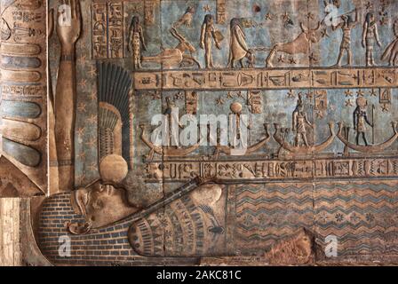 Ägypten, Ägypten, das Niltal, Dendera, bas-relief mit der Darstellung der Göttin Hathor an der Decke des Tempels von Hathor eingraviert Stockfoto