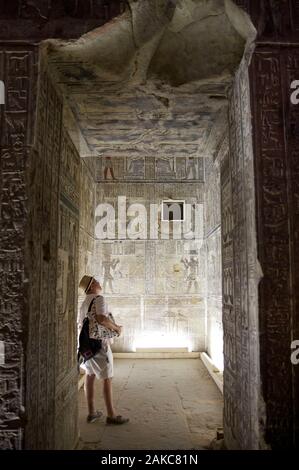 Ägypten, Ägypten, das Niltal, Dendera, Touristen bewundern die Reliefs der Kapelle der Tempel der Hathor Stockfoto