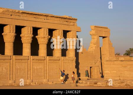 Ägypten, Ägypten, das Niltal, Dendara, touristische Paar Vor der Kolonnade der Tempel der Hathor Stockfoto