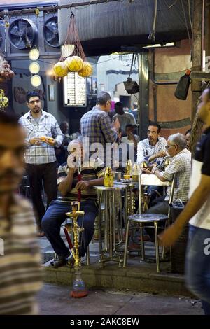 Ägypten, Oberägypten, Assuan, Männer rauchen Wasserpfeifen auf der Terrasse des Souk Cafe Stockfoto