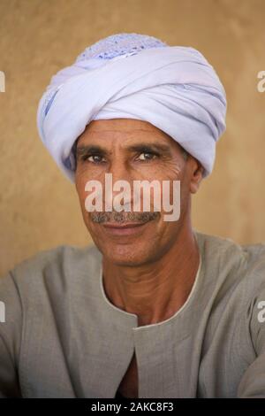 Ägypten, Oberägypten, Portrait eines turbaned Temple Guard im Tal der Handwerker auf dem linken Ufer des Nils. Stockfoto