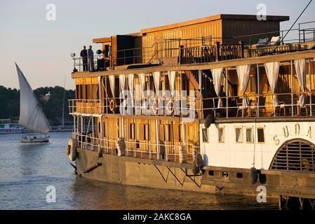 Ägypten, Ägypten, das Niltal, Assuan, die Dampf schiff Sudan, das letzte Dampfschiff den Nil überqueren, über den Nil in der Dämmerung Stockfoto