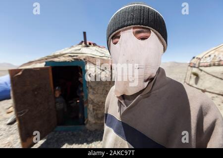 Tadschikistan, Gorno-Badakhshan Autonome Region, jurtencamp durch M41 Straße, auch Pamir Highway, Portrait eines jungen kirgisischen Mann mit einer Maske auf dem Gesicht als Schutz vor der intensiven Strahlung der Sonne, Höhe 3900 m genannt Stockfoto