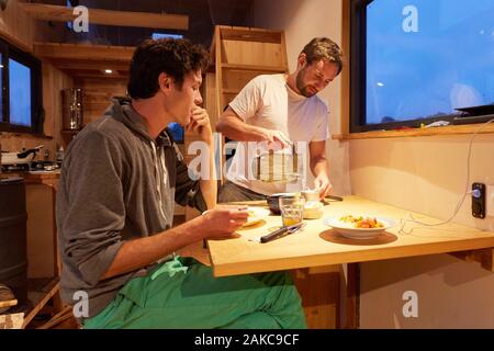 Frankreich, Finistere, Concarneau, Erprobung von low-tech Lösungen in einem winzigen-Haus, zwei Ingenieure (Pierre-Alain Leveque und Clement Chabot) gebaut und Leben in einem kleinen Haus (Anhänger montierte Mikro-Haus) für Test- und Low-Tech-Lösungen Stockfoto
