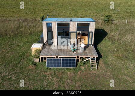Frankreich, Finistere, Concarneau, Erprobung von low-tech Lösungen in einem winzigen-Haus, zwei Ingenieure (Pierre-Alain Leveque und Clement Chabot) gebaut und Leben in einem kleinen Haus (Anhänger montierte Mikro-Haus) für Test- und Low-Tech-Lösungen (Luftbild) Stockfoto