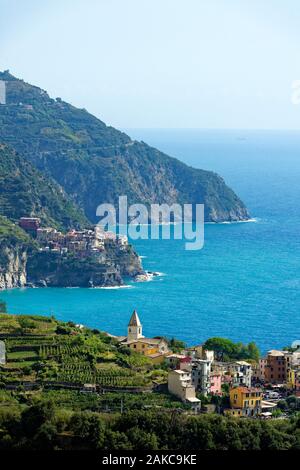 Italien, Ligurien, La Spezia Provinz, der Nationalpark der Cinque Terre, ein UNESCO Weltkulturerbe, Corniglia, Manarola (im Hintergrund) Dorf Stockfoto