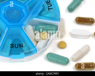 Nahaufnahme von verschiedenen Pillen in der täglichen Pillenschachtel auf weißem Hintergrund mit Kopie Raum Stockfoto