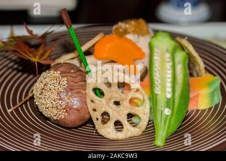 Japan, Kyushu Island, Kumamoto region, Kurokawa, Onsen Ryokan Okunoyu, traditionelle Luxury Inn in einem Kurort gelegen, closeup auf ein Gemüsegericht Stockfoto