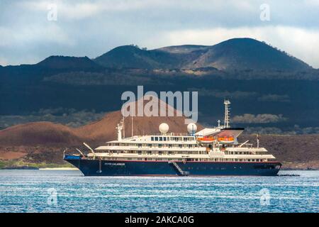 Ecuador, Galapagos Archipel, als Weltkulturerbe von der UNESCO, Bartolomé Insel aufgeführt, Kreuzfahrtschiff vor Anker, Vulkane im Hintergrund Stockfoto