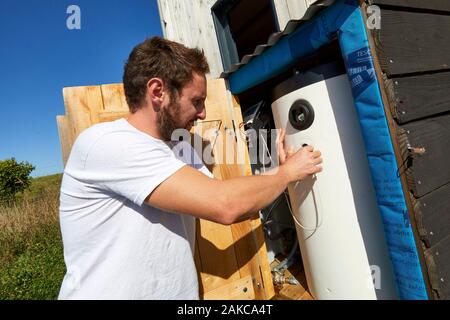 Frankreich, Finistere, Concarneau, Erprobung von low-tech Lösungen in einem winzigen-Haus, zwei Ingenieure (Pierre-Alain Leveque und Clement Chabot) gebaut und Leben in einem kleinen Haus (Anhänger montierte Mikro-Haus) für Test- und Low-Tech-Lösungen Stockfoto