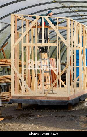 Frankreich, Finistere, Concarneau, Erprobung von low-tech Lösungen in einem winzigen-Haus, zwei Ingenieure (Pierre-Alain Leveque und Clement Chabot) gebaut und Leben in einem kleinen Haus (Anhänger montierte Mikro-Haus) für Test- und Low-Tech-Lösungen Stockfoto