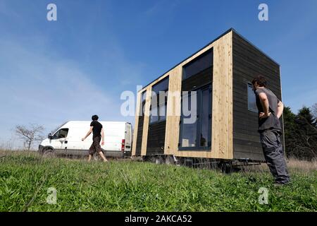 Frankreich, Finistere, Concarneau, Erprobung von low-tech Lösungen in einem winzigen-Haus, zwei Ingenieure (Pierre-Alain Leveque und Clement Chabot) gebaut und Leben in einem kleinen Haus (Anhänger montierte Mikro-Haus) für Test- und Low-Tech-Lösungen Stockfoto