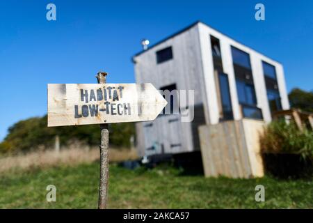 Frankreich, Finistere, Concarneau, Erprobung von low-tech Lösungen in einem winzigen-Haus, zwei Ingenieure (Pierre-Alain Leveque und Clement Chabot) gebaut und Leben in einem kleinen Haus (Anhänger montierte Mikro-Haus) für Test- und Low-Tech-Lösungen Stockfoto