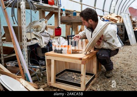 Frankreich, Finistere, Concarneau, Erprobung von low-tech Lösungen in einem winzigen-Haus, zwei Ingenieure (Pierre-Alain Leveque und Clement Chabot) gebaut und Leben in einem kleinen Haus (Anhänger montierte Mikro-Haus) für Test- und Low-Tech-Lösungen Stockfoto
