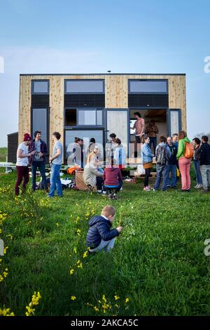 Frankreich, Finistere, Concarneau, Erprobung von low-tech Lösungen in einem winzigen-Haus, zwei Ingenieure (Pierre-Alain Leveque und Clement Chabot) gebaut und Leben in einem kleinen Haus (Anhänger montierte Mikro-Haus) für Test- und Low-Tech-Lösungen Stockfoto