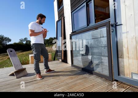 Frankreich, Finistere, Concarneau, Erprobung von low-tech Lösungen in einem winzigen-Haus, zwei Ingenieure (Pierre-Alain Leveque und Clement Chabot) gebaut und Leben in einem kleinen Haus (Anhänger montierte Mikro-Haus) für Test- und Low-Tech-Lösungen Stockfoto