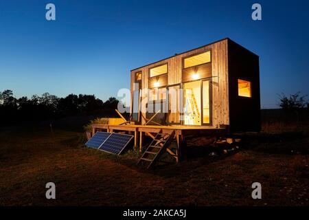 Frankreich, Finistere, Concarneau, Erprobung von low-tech Lösungen in einem winzigen-Haus, zwei Ingenieure (Pierre-Alain Leveque und Clement Chabot) gebaut und Leben in einem kleinen Haus (Anhänger montierte Mikro-Haus) für Test- und Low-Tech-Lösungen Stockfoto