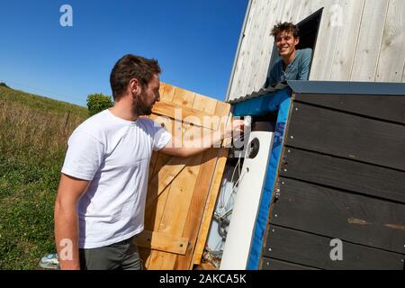 Frankreich, Finistere, Concarneau, Erprobung von low-tech Lösungen in einem winzigen-Haus, zwei Ingenieure (Pierre-Alain Leveque und Clement Chabot) gebaut und Leben in einem kleinen Haus (Anhänger montierte Mikro-Haus) für Test- und Low-Tech-Lösungen Stockfoto