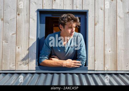 Frankreich, Finistere, Concarneau, Erprobung von low-tech Lösungen in einem winzigen-Haus, zwei Ingenieure (Pierre-Alain Leveque und Clement Chabot) gebaut und Leben in einem kleinen Haus (Anhänger montierte Mikro-Haus) für Test- und Low-Tech-Lösungen Stockfoto