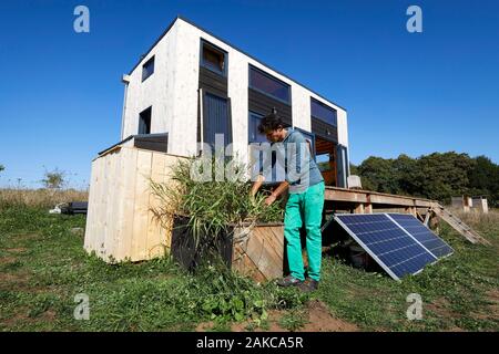 Frankreich, Finistere, Concarneau, Erprobung von low-tech Lösungen in einem winzigen-Haus, zwei Ingenieure (Pierre-Alain Leveque und Clement Chabot) gebaut und Leben in einem kleinen Haus (Anhänger montierte Mikro-Haus) für Test- und Low-Tech-Lösungen Stockfoto