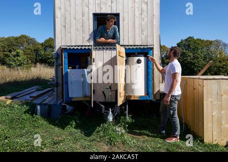 Frankreich, Finistere, Concarneau, Erprobung von low-tech Lösungen in einem winzigen-Haus, zwei Ingenieure (Pierre-Alain Leveque und Clement Chabot) gebaut und Leben in einem kleinen Haus (Anhänger montierte Mikro-Haus) für Test- und Low-Tech-Lösungen Stockfoto