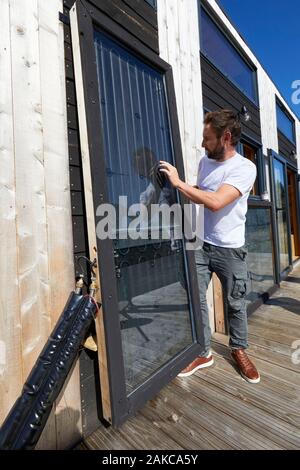 Frankreich, Finistere, Concarneau, Erprobung von low-tech Lösungen in einem winzigen-Haus, zwei Ingenieure (Pierre-Alain Leveque und Clement Chabot) gebaut und Leben in einem kleinen Haus (Anhänger montierte Mikro-Haus) für Test- und Low-Tech-Lösungen Stockfoto